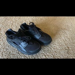 Lightly worn Nike Huarache kids size 1Y